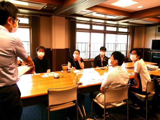 会議中の食堂  