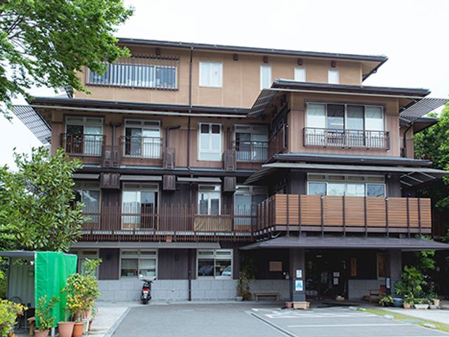 緑豊かな建物外観 外観 緑に囲まれた落ち着いた雰囲気の建物です。穏やかな環境で安心して働けます。