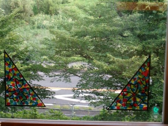 窓越しの緑の景色  