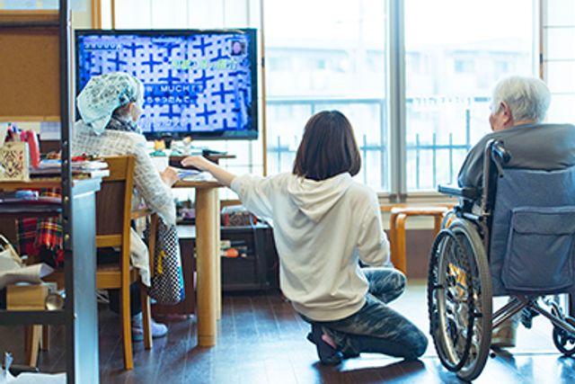 テレビ鑑賞するリビング
