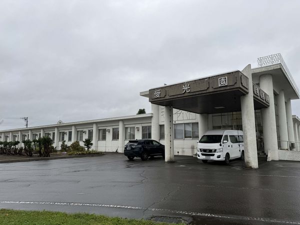 白い施設の外観