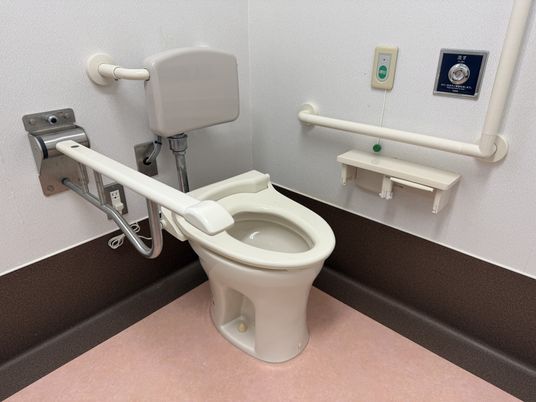 広い手すり付きトイレ  