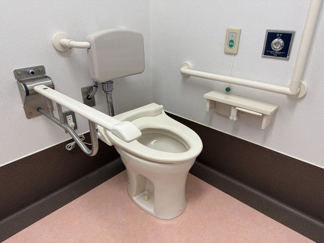 広い手すり付きトイレ トイレ   手すりを設置したゆったりとしたトイレですので、使いやすいです。清潔感もあります。