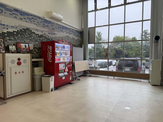 自動販売機と広い窓のスペース