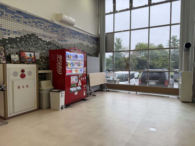自動販売機と広い窓のスペース 内観 自然光がたっぷり入り、広々とした空間にはリラックスできる設備があります。