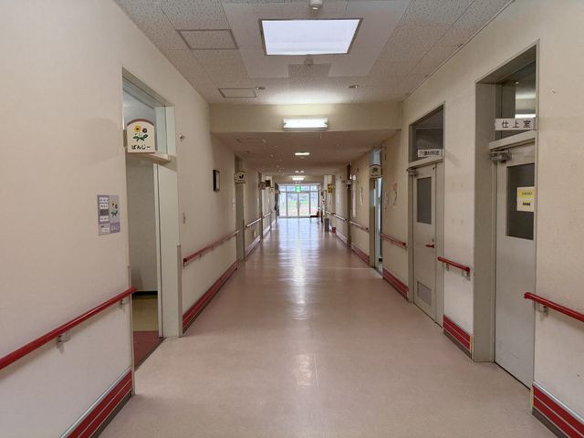 長い廊下 廊下 手すりのある長い通路があり、広々として歩きやすい設計です。明るい照明で安心して移動できます。