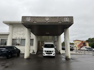 玄関ポーチ前の車