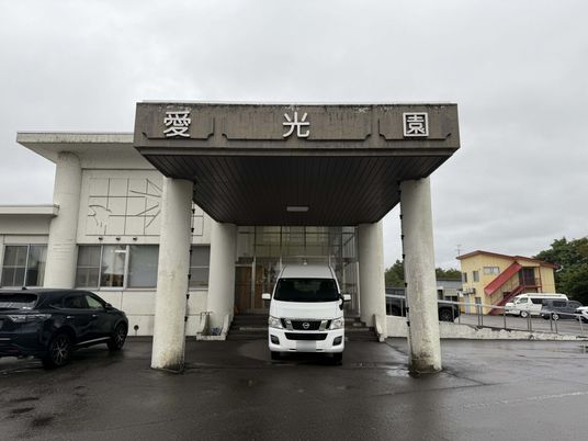 玄関ポーチ前の車