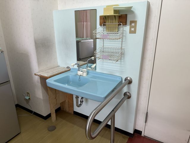 使いやすい洗面台 洗面台 明るく清潔な洗面台で、サポートバーが設置されており、安心して使えます。