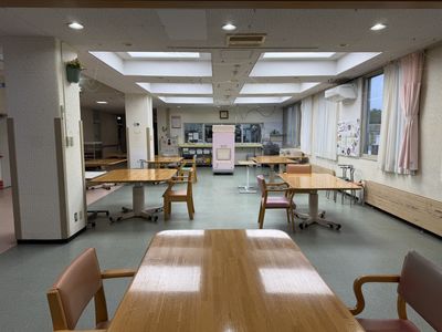 自然光が入る食堂