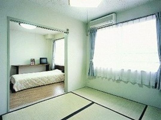 明るい日差しの和洋室