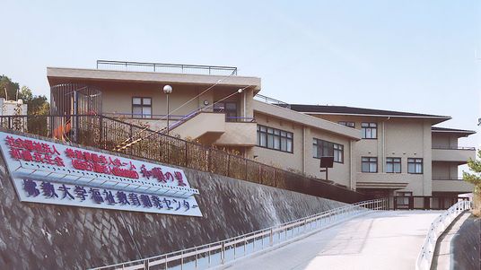 大きな建物と看板