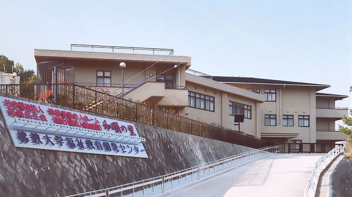 大きな建物と看板
