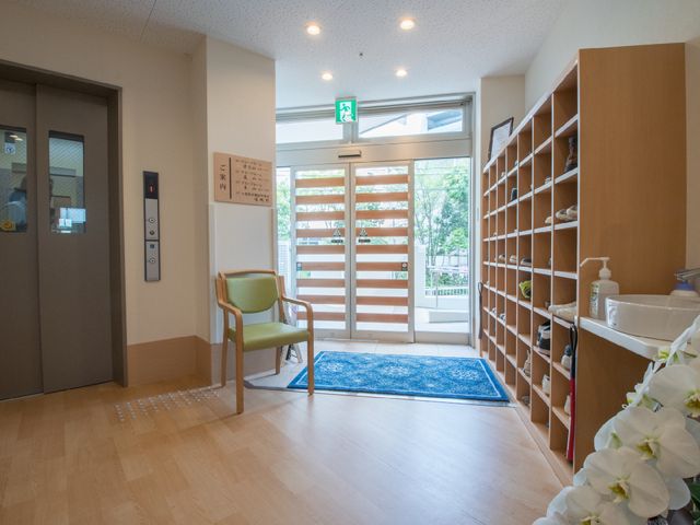 清潔なエントランス風景 館内から見た玄関 きれいに整備されたエントランスです。出入りがしやすい設計で、明るい自然光が差し込む心地よい空間が広がっています。