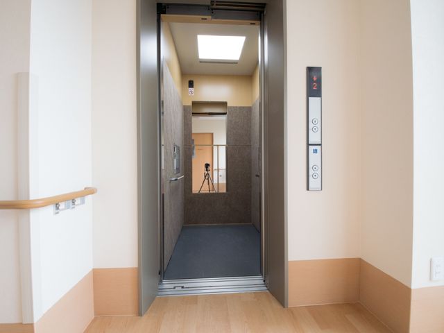 明るいエレベーターホール エレベーターの中 手すり付きの温かみのあるエレベーターホールです。バリアフリー設計で、どなたも快適に移動ができるよう配慮されています。