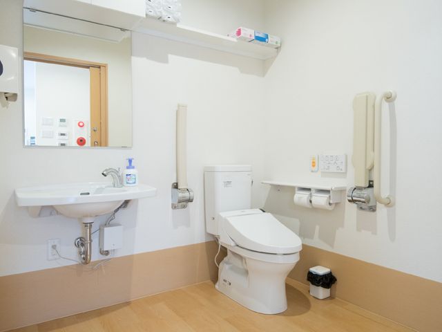 手すり付き清潔なトイレ トイレ 安全に配慮した手すり付きのトイレです。清掃が行き届き、使いやすさにもこだわっています。