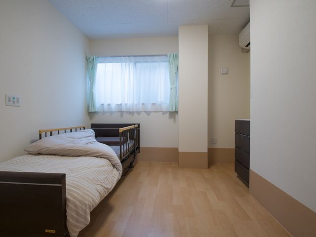 居室の清潔な空間 居室の風景 シンプルで清潔感のある居室です。個人の時間を大切にできる落ち着いた雰囲気が整っております。