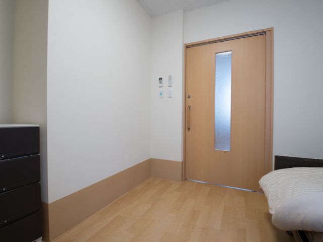 清潔な個室のドア 居室の入口 ゆったりとした空間の居室です。プライバシーが守られ、落ち着いた時間を過ごせる設計になっています。