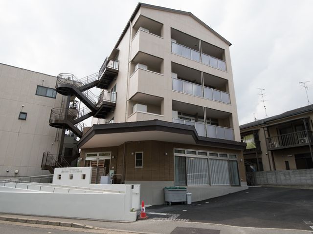 多階層建築の外観 施設の外観 ゆったりとしたスペースのある外観は、安心してお過ごしいただける環境を提供しています。バリアフリー設計のスパイラル階段が配され、快適な移動が可能です。
