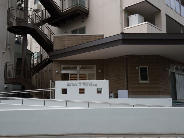 清潔な外観のエントランス 施設の外観1階部分 アクセスしやすい立地に位置する、落ち着いた色調のエントランスです。スタッフが暖かく迎えてくれる環境で活躍しませんか。