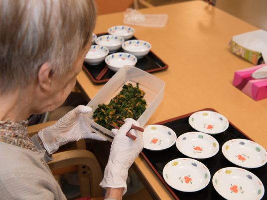 食事の準備をする人