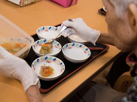 利用者の食事補助風景