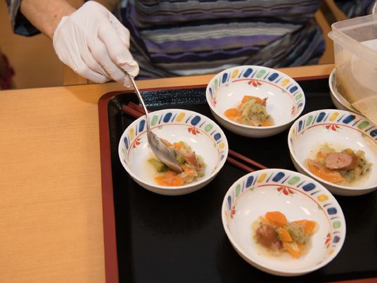 手作り料理を盛り付け中