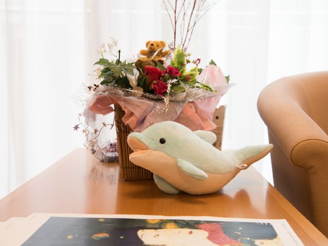 くつろぎの居室の一角 アレンジメント ぬくもりを感じる居室で、飾られた花やぬいぐるみが心和む空間を演出しています。ゆったりとした時間が過ごせる環境ですね。