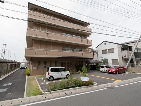 多階層の落ち着いた外観