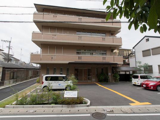 多階層のモダンな建物