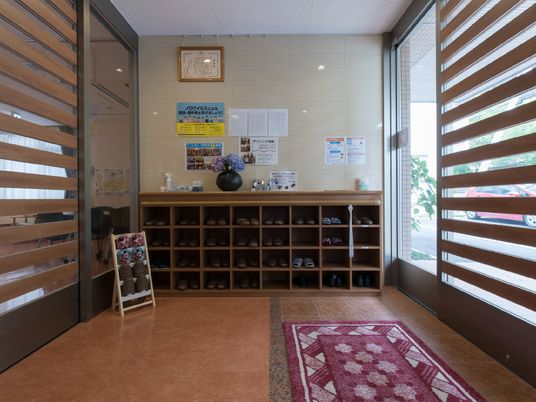 明るいエントランスの風景