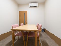 シンプルな会議室