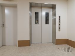 清潔なエレベーターホール