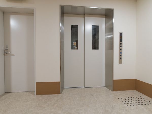 清潔なエレベーターホール