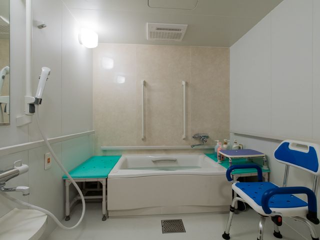 バリアフリー設計の浴室 個浴 手すりや高さ調節可能な椅子が整った安全に配慮された浴室です。快適なバスタイムをサポートします。
