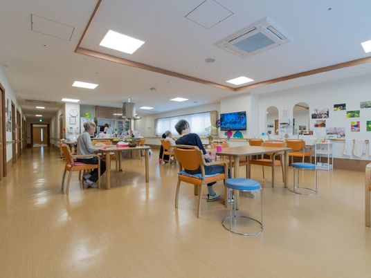 広々とした明るい食堂