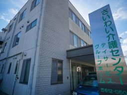 白い建物のエントランス