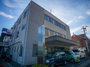 建物外観と看板