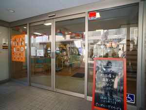 エントランスの賑やかな様子