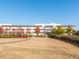 広い庭のあるモダンな建物