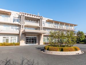 明るく開放的な建物外観