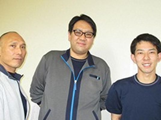 スタッフ3人が並ぶ休憩室  