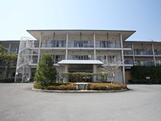 明るい外観の建物  