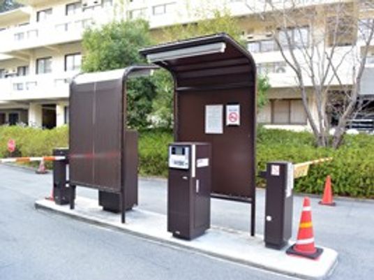 建物前の喫煙所  