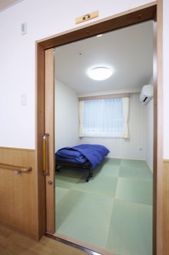 清潔な居室のドア開け