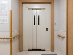 明るいエレベーターホール