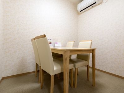 居室のテーブルと椅子