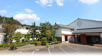 青空の下の外観