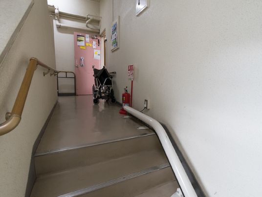 廊下に手すりと車椅子