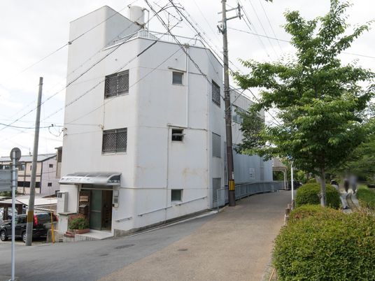 静かな通りの建物
